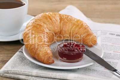 frühstück mit croissant, kaffee und zeitung