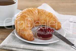 frühstück mit croissant, kaffee und zeitung