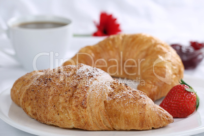 croissants und kaffee zum frühstück