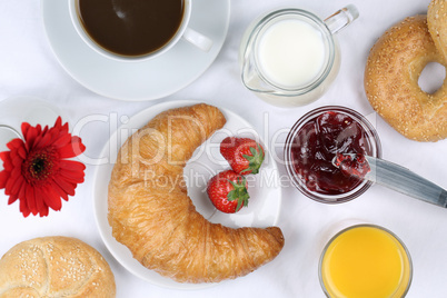 frühstück mit croissant, kaffee und orangensaft von oben