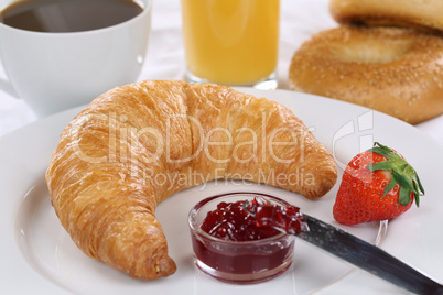 frühstück mit croissant, kaffee und orangensaft