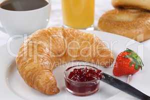 frühstück mit croissant, kaffee und orangensaft