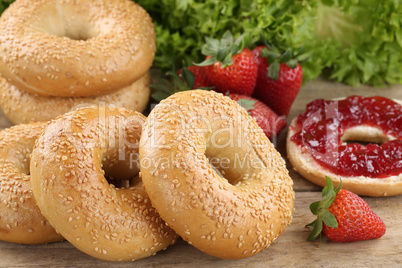 frühstück mit bagels und marmelade