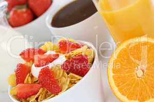 gesundes frühstück mit früchte müsli, orangen, saft und milc