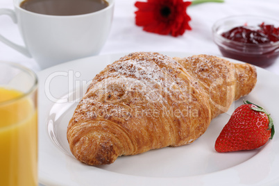 frühstück mit croissant, kaffee und marmelade