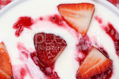 joghurt mit erdbeeren von oben