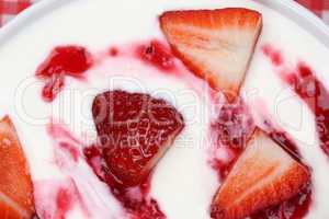 joghurt mit erdbeeren von oben