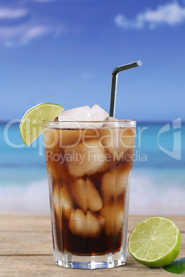 cola getränk mit limetten am strand im urlaub