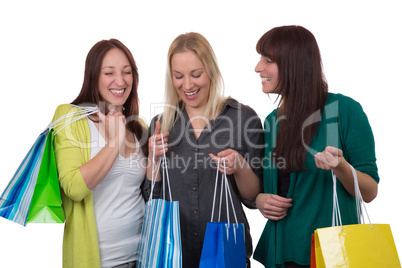 gruppe junger frauen beim shopping, freigestellt