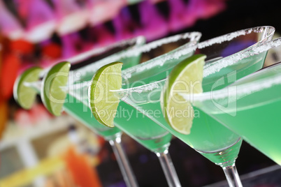 grüne martini cocktails in gläsern in einer bar
