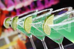 grüne martini cocktails in gläsern in einer bar