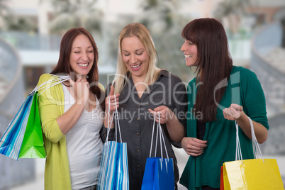 gruppe junger frauen hat spaß beim shopping im geschäft