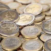 stapel mit ein und zwei euro münzen