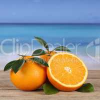 frische orangen früchte am strand und meer mit copyspace
