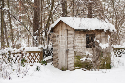 gartenschuppen im winter, hut in a garden in winter