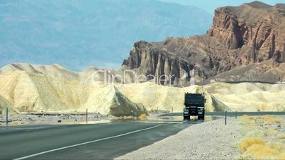 LKW fährt durch Death Valley