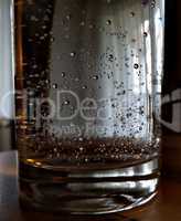 Kohlensäureblasen im Wasserglas