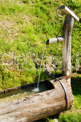 tränke, Brunnen, Wasser, kalt, Wasserstelle, Holz, Erfrischung, Pause, Abkühlung, braun, brunnen, erholung, freizeit, wandern, idylle, kurort, quelle, rastplatz, alpen, dolomiten, hochgebirge, norditalien, südtirol, alpinismus, grün, Wiese, Almen, Almenwi