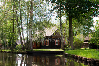 Dorf, Spreewald, Kanal, typisch, Haus, Häuser, Wohnhaus, Wohnhäuser, wohnen, DDR, Fliess, Fluss, Tourismus, beliebt, Boote, Kahn, Kähne,