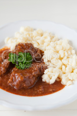 Gulasch mit Nockerl