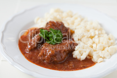 Gulasch mit Nockerl