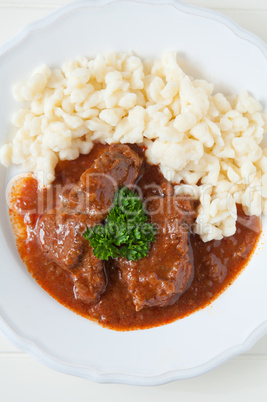 Gulasch mit Nockerl