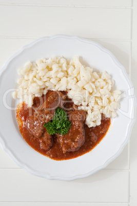 Gulasch mit Nockerl