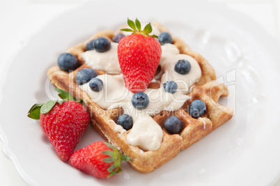 Waffel mit Beeren