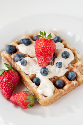 Waffel mit Beeren