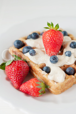 Waffel mit Beeren