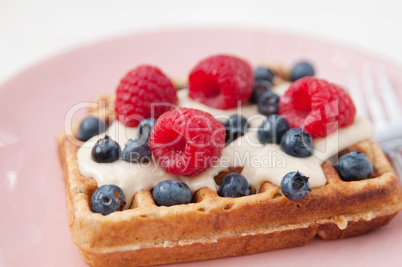 Waffel mit Beeren