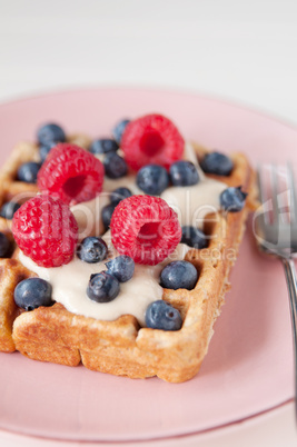 Waffel mit Beeren