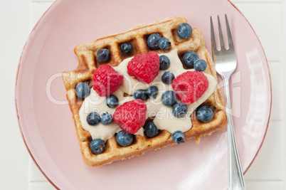 Waffel mit Beeren