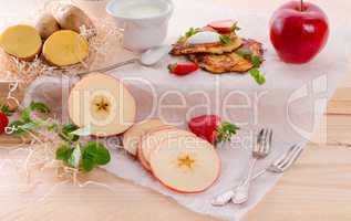 potato pancakes with apfel and strawberry