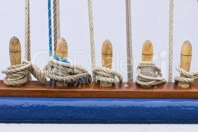 Detail der Takelage eines traditionellen Segelschiffs im Hafen v