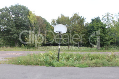 Basketballplatz mit Parkanlage