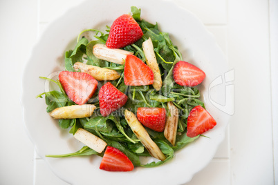 Salat mit Spargel und Erdbeeren