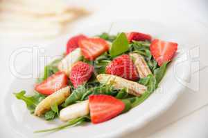 Salat mit Spargel und Erdbeeren