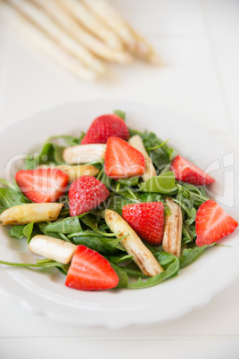 Salat mit Spargel und Erdbeeren