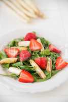 Salat mit Spargel und Erdbeeren