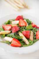 Salat mit Spargel und Erdbeeren