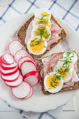 Vollkornbrot mit Schnittlauch und Ei