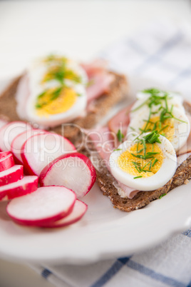 Vollkornbrot mit Schnittlauch und Ei