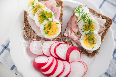 Vollkornbrot mit Schnittlauch und Ei