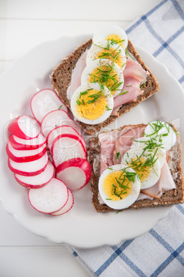 Vollkornbrot mit Schnittlauch und Ei