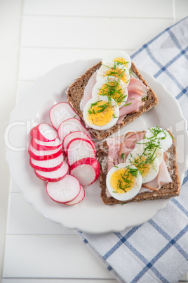 Vollkornbrot mit Schnittlauch und Ei