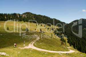 Brauneck, Wanderweg, Wanderung, Gebirge, Berg, Bergkette, Alpen, Oberbayern, Bayern, panorama, bergwandern, wandern, bergblick, berge, Gebirgskette, tourismus, beliebt, aussicht, Schotter, Mann, Frau, Wanderer, Gruppe, Touristen, Personen, Menschen, Sport