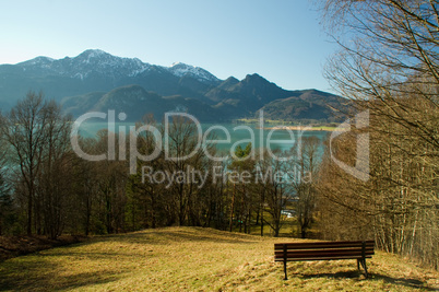 Kochelsee, Überblick, Bergblick, Hügel, Berg, Bergkette, Felsen, Tal, Herbst, Ausblick, Panorama, Bank, ausruhen, wandern, Erholgung, Wanderweg, Aussicht, Bergsee, Bayern, Oberbayern,