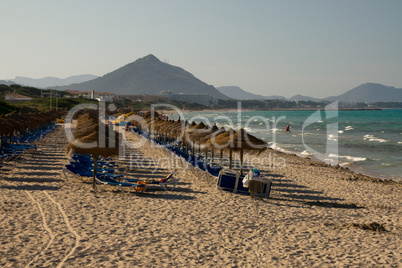 Strand, Ufer, sonnenschirm, Liegestühle, Reihen, Tourismus, Liegen, Schirme, massen, viel, Sand, sandstrand, Spanien, Mallorca, Alcudia, küste, reise, reiseziel, sommer, sonne, sonnenschein, urlaub, strandliege, liegestuhl, massentourismus,