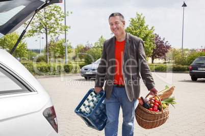 Man lifts Basket water tank in the car